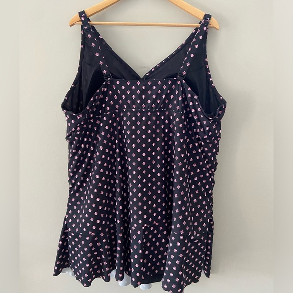 Penningtons One Piece 4X/5X Abstract Print Curve Tiered Hem Dress Swimsuit - Picture 3 of 6